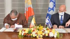 দিল্লিতে সমঝোতায় স্বাক্ষর করছেন ভারতে নিযুক্ত ভুটান ও ইসরায়েলের রাষ্ট্রদূতরা