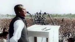 রেসকোর্স মাঠে ভাষণ দিচ্ছেন শেখ মুজিব (ফাইল ফটো)
