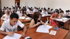 Олий ўқув юртига кириш тестини топшираётган абитуриентлар