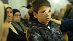 Mustafa Bani Odeh, 8, é consolado por pessoas em luto na casa de Najah Bani Odeh, em Tammun, na Cisjordânia ocupada por Israel