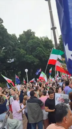 کشته شدن علی خامنهای؛ رقص و شادی ایرانیان در کشورهای مختلف