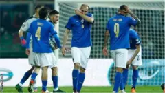 Hậu vệ kỳ cựu Giorgio Chiellini được đưa vào sân trong vài phút cuối