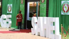 Des membres de la garde d'honneur du Burkina Faso devant l'entrée du centre de conférence lors de la cérémonie d'ouverture du sommet sur la sécurité du G5 de la CEDEAO à Ouagadougou, le 14 septembre 2019.