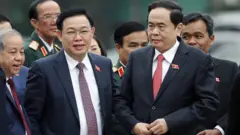 Ông Vương Đình Huệ (trái)