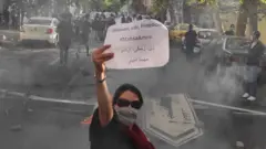Slike Iranki koje odbijaju da nose maramu proširile su se na društvenim mrežama