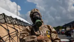 방호복을 입고 있는 사람