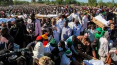 Ku cyumweru imbaga y'abantu yitabiriye umuhango wo gushyingura i Zabarmari imirambo 43 yabonetse y'abahinzi bari bagiye guca inshuro