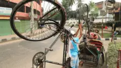 দ্বিতীয় ঢেউ শুরু হওয়ার পর গত এপ্রিল মাসে যে লকডাউন দেয়া হয়, তার শুরুতে কিছুটা কড়াকড়ি আরোপের চেষ্টা থাকলেও পরে কার্যত এই ব্যবস্থাটি ভেঙ্গে পড়ে।