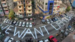 Daandii guddicha magaalaa Yangon irratti barreeffamni ''Nuti dimokiraasii barbaanna'' jedhu barreeffameera