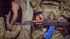Военный держит в руках автомат