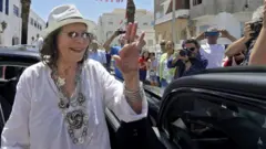 الممثلة الإيطالية التونسية كلوديا كاردينالي تحضر افتتاح شارع باسمها قرب العاصمة التونسية في 29 مايو/أيار 2022