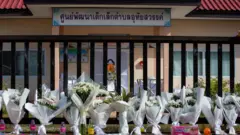 ดอกไม้วางหน้าศูนย์พัฒนาเด็กเล็กอุทัยสวรรค์