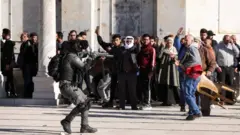 israil askeri sivillere silah doğrultuyor