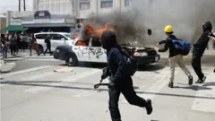 Un véhicule du LAPD brûle après avoir été incendié par des manifestants lors des manifestations qui ont suivi la mort de George Floyd, à Los Angeles, Californie, 30 mai 2020
