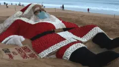 भारताच्या ओडिशामध्ये बे ऑफ बंगाल (बंगालचा उपसागर) च्या समुद्र किनाऱ्यावर अशाप्रकारे वाळूमध्ये महाकाय सँटाक्लॉज साकारण्यात आला आहे.