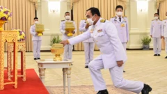 สมเด็จพระนางเจ้าฯ พระบรมราชินี พระราชทานหน้ากากผ้าฝีพระหัตถ์แก่นายกฯ