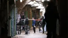 قوات إسرائيلية في محيط موقع إطلاق النار