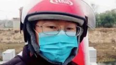 Anh Châu Dũng Cương đi tuần vào sáng sớm