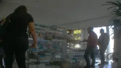 Interior da Drogaria Diamante, com clientes ao balcão