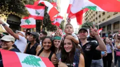عائلة لبنانية تشارك في المظاهرات