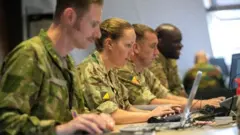 Nhân viên phục vụ của Vương quốc Anh làm việc tại IDCC, Patch Barracks, Stuttgart, Đức
