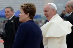 Papa Francisco foi recebido pela presidente brasileira Dilma Rousseff ao pousar no Rio de Janeiro, em 22 de julho de 2013