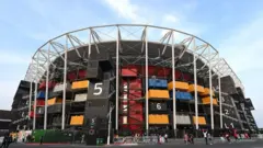 Uwanja uliojengwa na makontena mjini Doha