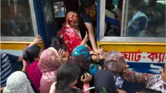 বাসে উঠছেন এক নারী