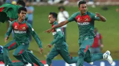 অনূর্ধ্ব-১৯ বিশ্বকাপের ফাইনাল শেষে বাংলাদেশী খেলোয়াড়দের বিজয় উল্লাস।