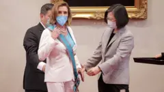 蔡英文向佩洛西頒授"特種大綬卿雲勳章"。