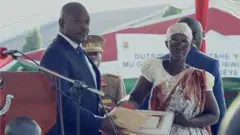 Perezida Nkurunziza yashyikirije nyina wa Papy Faty ishimwe ry'umudari na miliyoni ebyiri
