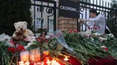 цветы и игрушки у школы