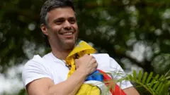 Leopoldo López con una bandera de Venezuela