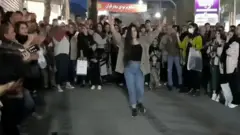 Жамоат жойида ташкил қилинган рақс ва рақсга тушаётган рўмолсиз эронлик аёллар