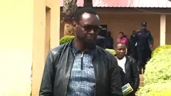 Robert Byabagamba ubwo yajyanwaga mu cyumba cy'urukiko kuri uyu wa gatatu