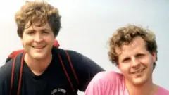 Steve dan Scott Johnson pada tahun 1988.