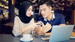 пара сидит в кафе