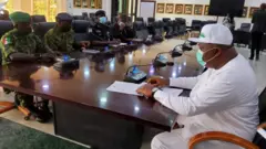 Gọvanọ Ugwuanyi na ndị isi ọrụ nchekwa