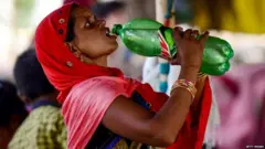 પાણી પીતી યુવતીની તસવીર