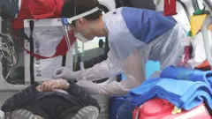 국내 신종코로나바이러스 감염증(코로나19) 확진자가 1132명을 기록한 26일 서울 중구 국립중앙의료원에서 의료진이 음성 판정을 받고 퇴원했던 확진자의 재발 여부를 확인하기 위해 검체 채취를 하고 있다. 해당 환자는 퇴원 후 다시 기침증세가 나타나 병원을 찾은 것으로 알려졌다