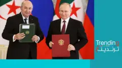 لا يواجه أزمته مع الغرب بالتصريحات السياسية فقط، بل يحرص دوما على إظهار حفاوته بحلفائها لإيصال رسائل مشفرة لجهات إقليمية وخارجية. فكيف بدا استقباله للرئيس الجزائري عبد المجيد تبون؟