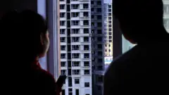 自2021年中國房地產陷入危機以來，許多開發商面臨資金周轉問題，很多業主遲遲等不到住宅樓的完工和交付，只能在簡陋的空殼裏度日。