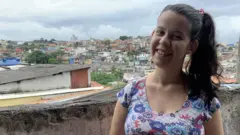 Vitória Maria de Oliveira sonríe para la cámara.