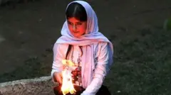 فتاة تشعل القنديل عند معبد لالش