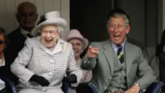Pangeran Charles tertawa bersama Ratu Elizabeth II pada 2 September 2006 di Braemar, Skotlandia