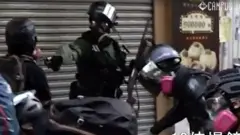 Ortadaki polis, soldaki gence silahını doğrultup ateş ederken