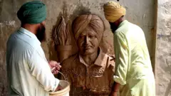 ਗਾਇਕ ਸਿੱਧੂ ਮੂਸੇਵਾਲਾ ਦਾ ਬੁੱਤ ਤਰਾਸ਼ ਰਹੇ ਪਿੰਡ ਘੱਲ ਕਲਾਂ ਦੇ ਦੋਵੇਂ ਭਰਾ ਮਨਜੀਤ ਸਿੰਘ ਗਿੱਲ ਤੇ ਸੁਰਜੀਤ ਸਿੰਘ ਗਿੱਲ।