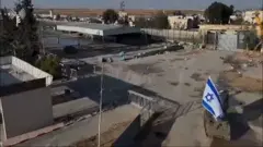 العلم الإسرائيلي مرفوعاً على الجانب الفلسطيني من معبر رفح بعد اجتياح القوات الإسرائيلية للمدينة