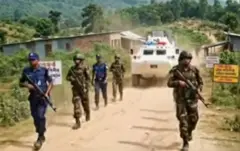 যৌথ বাহিনীর সদস্যদের এভাবে এলাকায় প্রবেশ করতে দেখা যায়