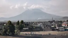 Cette photo prise le 5 juin 2021 montre la ville de Goma et le volcan Nyiragongo. - Le volcan le plus actif d'Afrique, situé dans le parc national des Virunga, est entré en éruption le 22 mai 2021.G